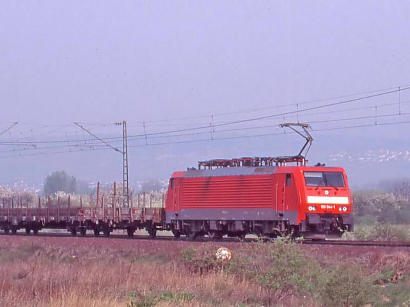 BR 189 004 mit Gterzug kurz vor Gau-Algesheim am 14.4.2005