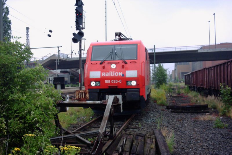 BR 189-030-0 wartet im Stumpfgleis des Peiner Bahnhofs, das kurz vor dem Bahnsteig 2 endet, auf den nchsten Einsatz. 