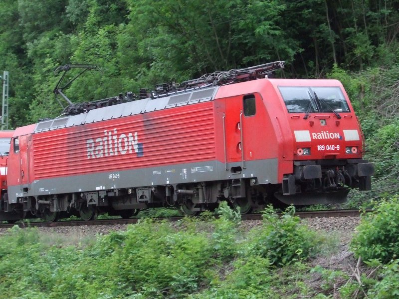 BR 189 040 fhrt zusammen mit einer BR 152 die Gubahnstrecke bei Stuttgart hoch. (sterfeld 03.06.2008)