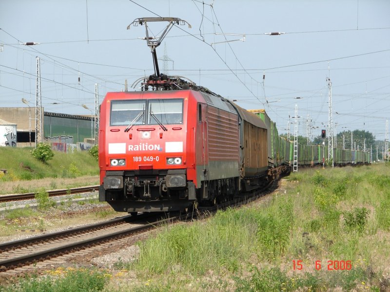 Br 189 049-0 vom Rostocker Seehafen bei der durchfahrt von Gstrow. 15.6.06
