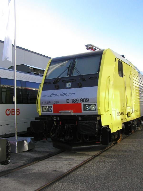 BR 189 989 (ES 64F4-089) von Siemens-Dispolok auf der Innotrans 2004 in Berlin.
