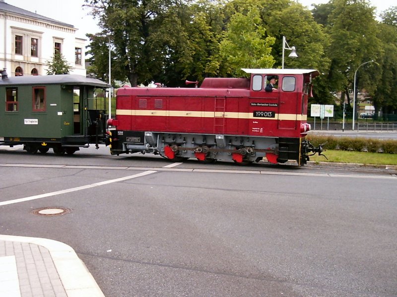 BR 199 mit dem Sonderzug berquert den Bahnhofsvorplatz in Zittau, Sommer 2005