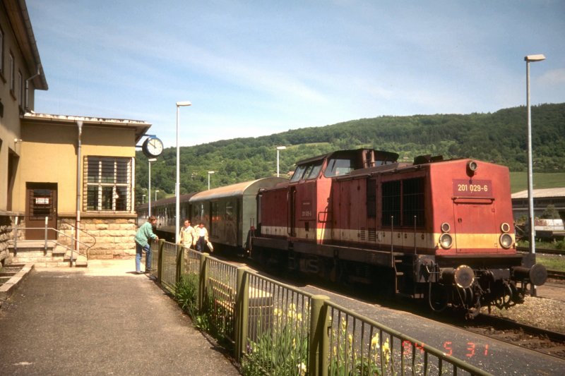 BR 201 in Kaltennordheim mit einem Personenzug. Foto von 1994. Heute ist diese Strecke stillgelegt.