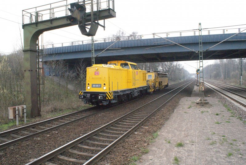 BR 203 301-7 der DB mit einer Schotterprofiliermaschine in Richtung Seelze.Fotografiert am 04.04.2009 in Dedensen/Gmmer