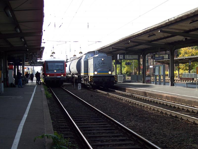 Br 203 506 durchfhrt mit einem Kesselzug Weinheim am 25.10.2005 
