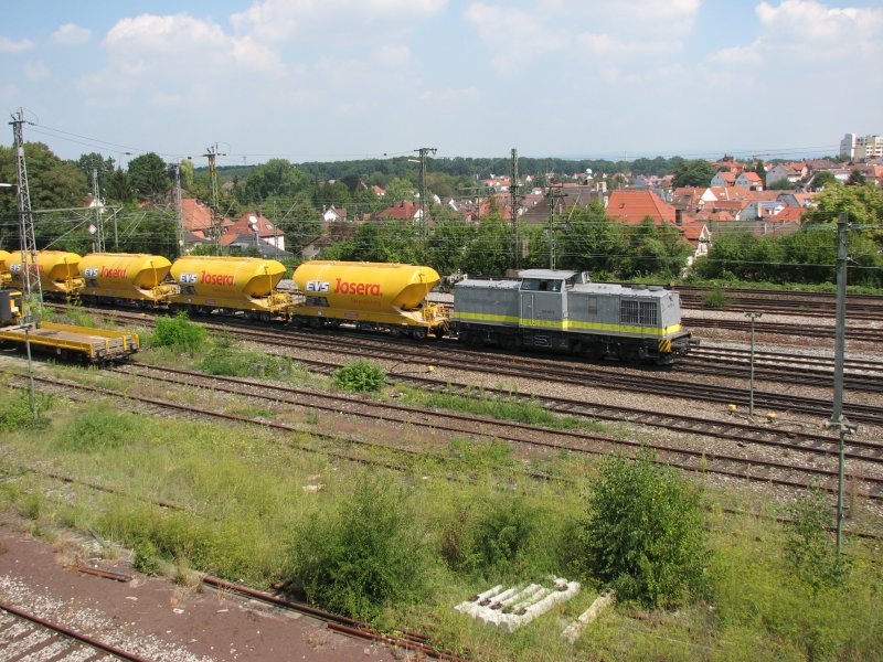 BR 203 brummt mit Kalk am Haken am 4.08.2007 durch den Bahnhof Ludwigsburg Richtung Sden.