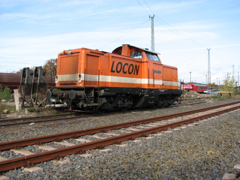 BR 211 der Firma Locon Logistik in der Ladestrasse in Knigs Wusterhausen abgestellt.