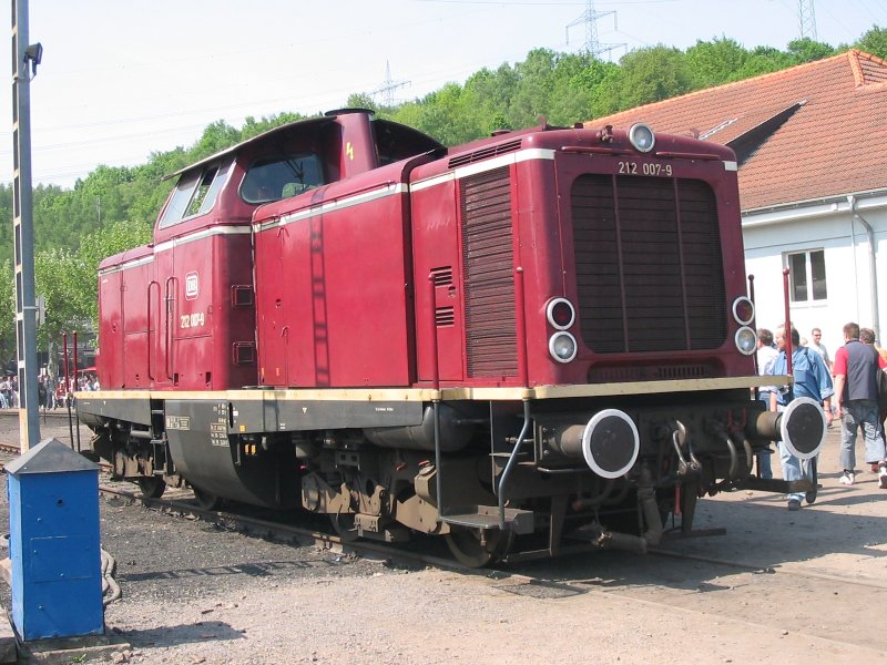 BR 212 007 am 27.04.2007 im Museum Bochum-Dahlhausen, anlsslich des Familientages bei strahlendem Sonnenschein.
Ein super Familienausflug, bei tollem Wetter, ein fantastisches Museum mit vielen Fahrzeugen, auch in Betrieb.
Immer eine Reise wert, sehr zu empfehlen !