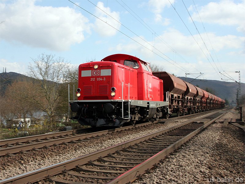 BR 212 034-3 der DB mit Bauzug am 30.3.2009 in Brey (Rhein)