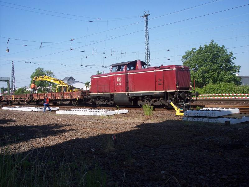 Br 212 370 mit einem Bauzug in Weinheim(Bergstr).am 8.6.2005 