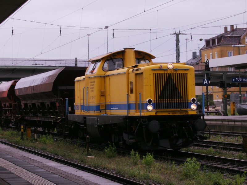 BR 213 332-0 mit Arbeitszug am 13.07.2008 in Regensburg.