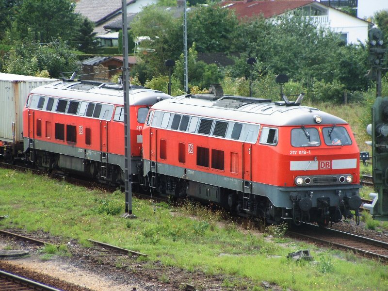 BR 217 Doppeltraktion zieht am 29.08.2006 einen Gterzug, hier bei einem Zwischenstop im Bahnhof Neumarkt St. Veit