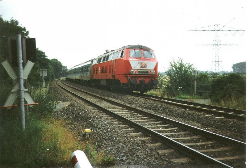 BR 218 139-4 mit einem Regionalexpress nach Kassel Wilhelmshhe kurz vor dem Bahnhof Frndenberg. September 1997 (Foto-Scan)