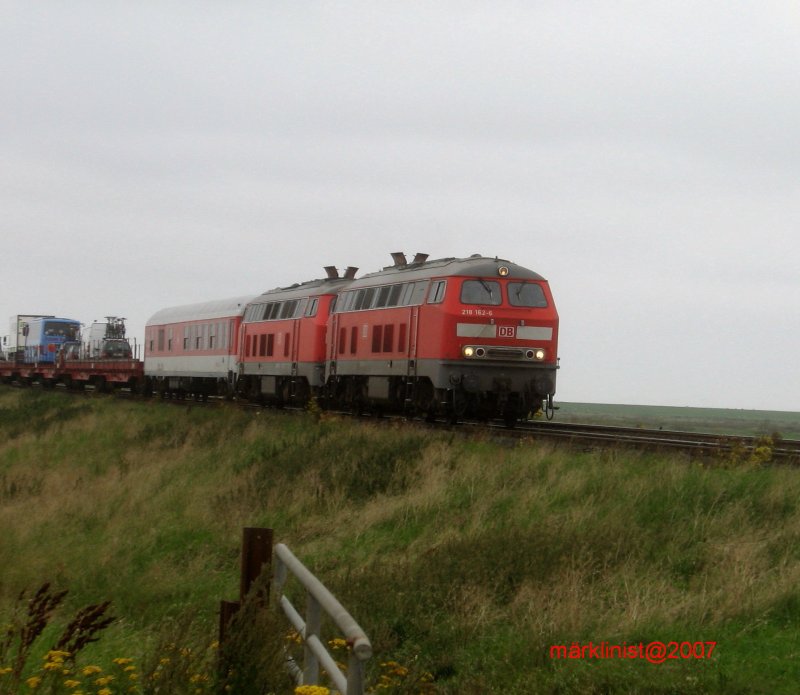 BR 218 162-6 DB Autozug allerdings Niederflurwagen nur fr LKW`s u Busse von Westerland/Sylt-Niebll, nach Auslauf der Linkskurve (Hindenburgdamm)