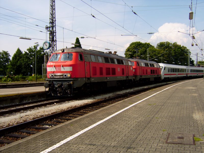 Br 218 194 und Br 218 xxx im August 2008 mit dem IC 119 von M�nster nach Innsbruck bei der Einfahrt in Lindau Hbf.