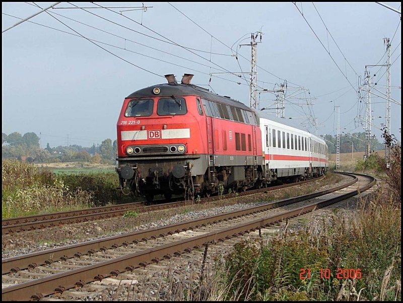 BR 218 221-0 mit dem IC 1960 aus dem Seebad Heringsdorf nach Kln. Aufgenommen in Rostock.