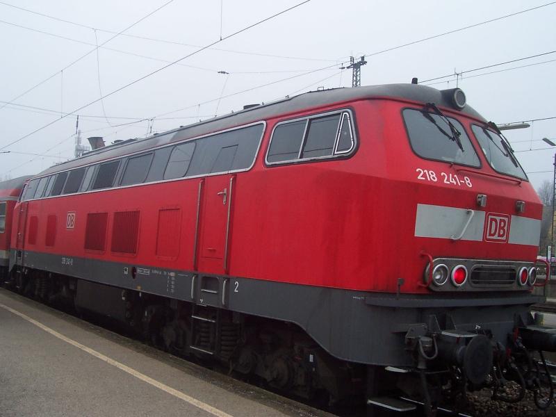 BR 218 241-8 am Bahnhof Mering, wartet auf den RE aus Ulm nach Mnchen.