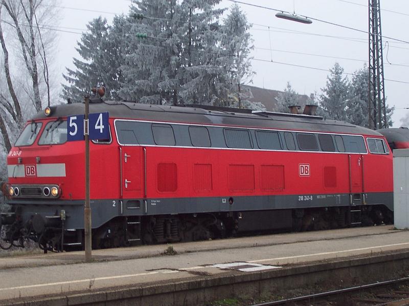 BR 218 241-8 im Dezember 2004 am Meringer Bahnhof. Wartet auf RE aus Ulm nach Mnchen und RE aus Mnchen nach Donauwrth.