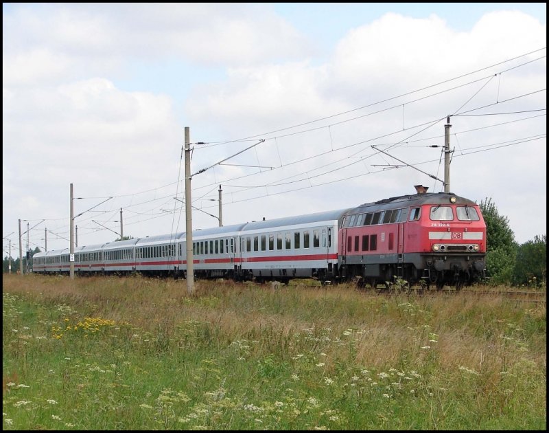 Br 218 332-3 aus Heringsdorf nach Kln. Der Zug wird in wenigen Minuten den Rostocker hbf erreichen. 6.8.06