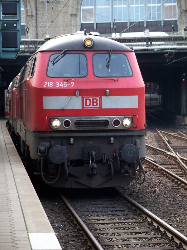 BR 218 345 und eine andere 218 ziehen den IC nach Westerland (Sylt) (26.7.2007) 