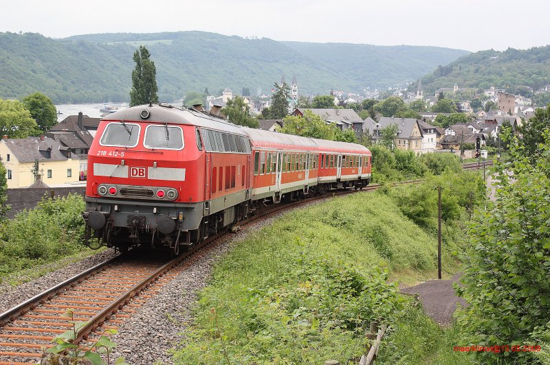 BR 218 412-5  Hunsrckbahn  rollt am 13.05.09 mit angezogenen Bremsen in Richtung Boppard Bf. Im Hintergrund am Hp ist die KBS 471 Koblenz-Mainz zu erkennen.