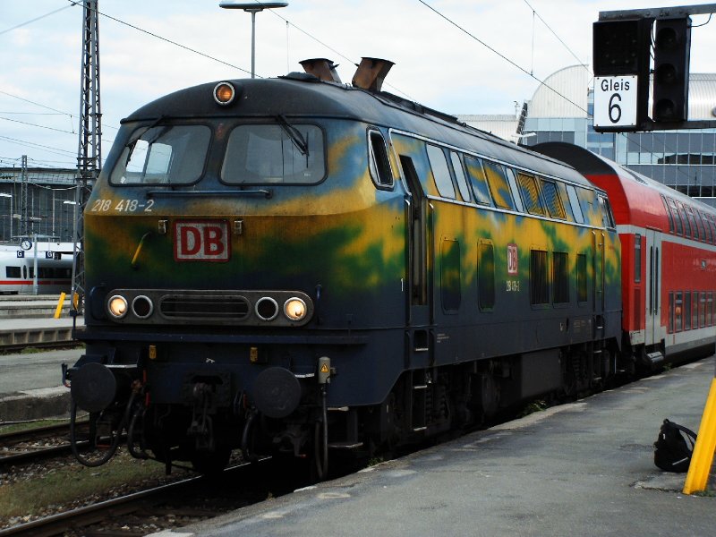BR 218 418-2 zieht am 13.05.2006 einen Regionalexpress nach Mhldorf (Obb), hier kurz vor der Abfahrt im Mnchner Hbf