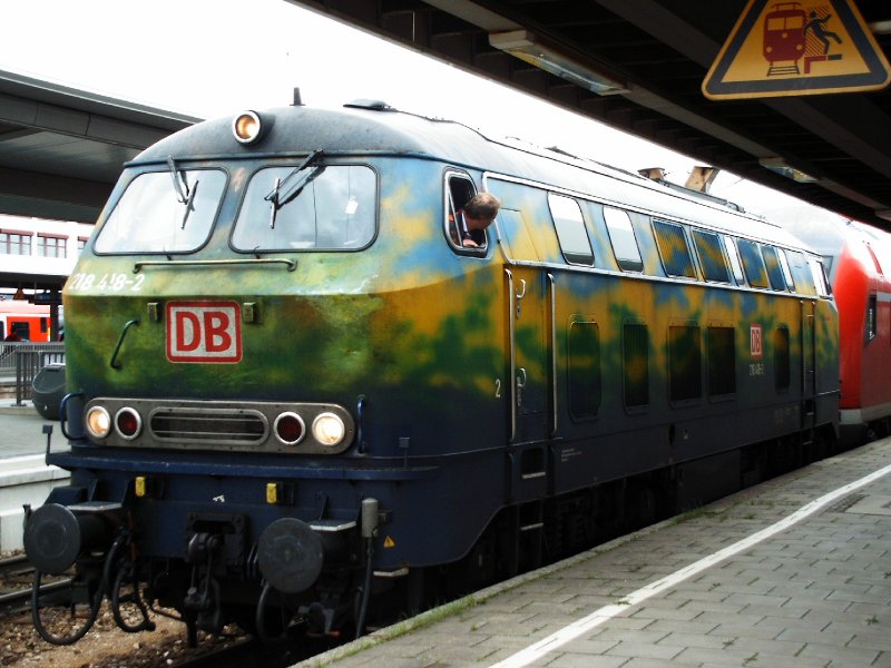 BR 218 418-2 zieht einen Regionalexpress aus Mhldorf (Obb)am 02.06.2006, hier kurz nach der Ankunft im Bahnhof Mnchen Ost