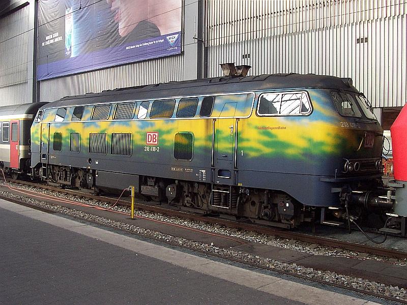 BR 218 418 Touri am 01.01.2005 als zweites Zugpferd vor einem EC aus Zrich in Mnchen angekommen.