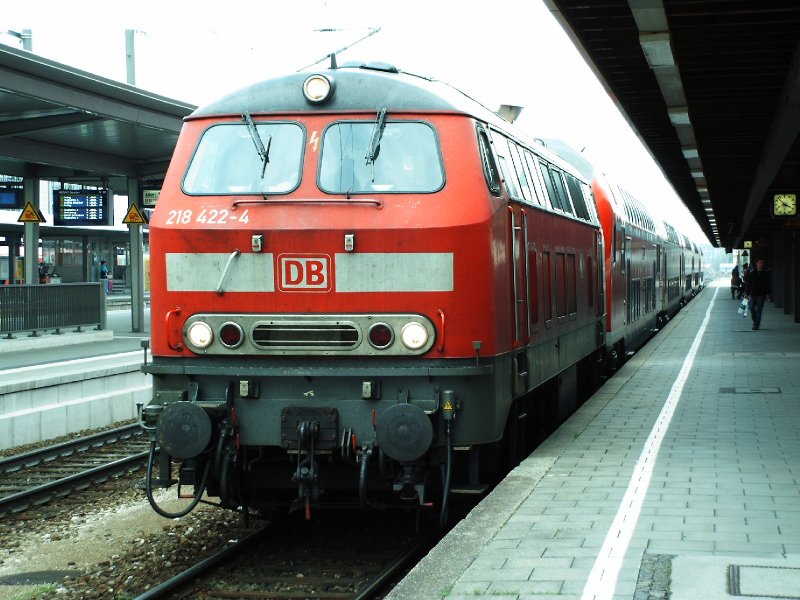 BR 218 422-4 zieht einen Regionalexpress aus Mhldorf (Obb), hier beim Halt im Bahnhof Mnchen Ost am 22.04.2006