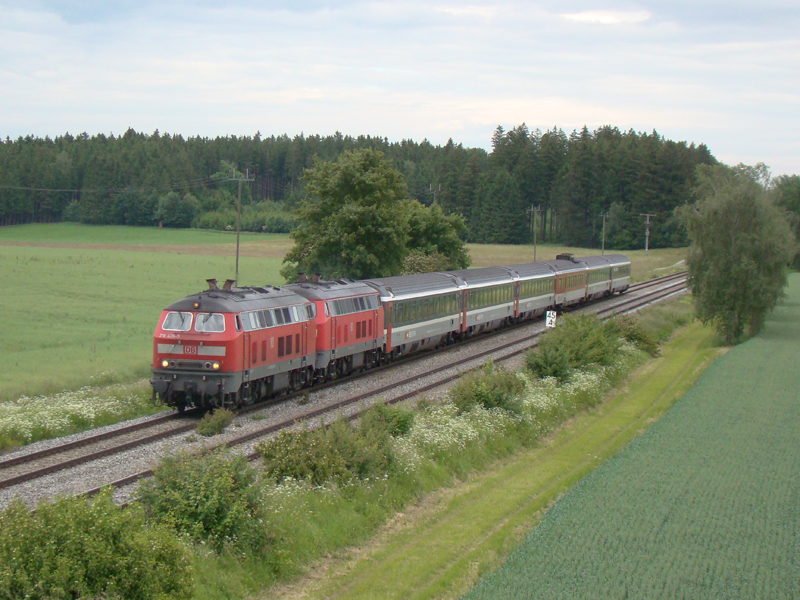 Br 218 426-5 mit ihrer Schwestermaschiene mit ihrem EC 192 auf dem Weg nach Lindau (-Zrich)