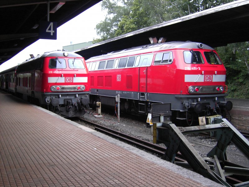 Br 218 452 und Br 451 stehen im Bad Harzburger Bahnhof (12.7.2007)