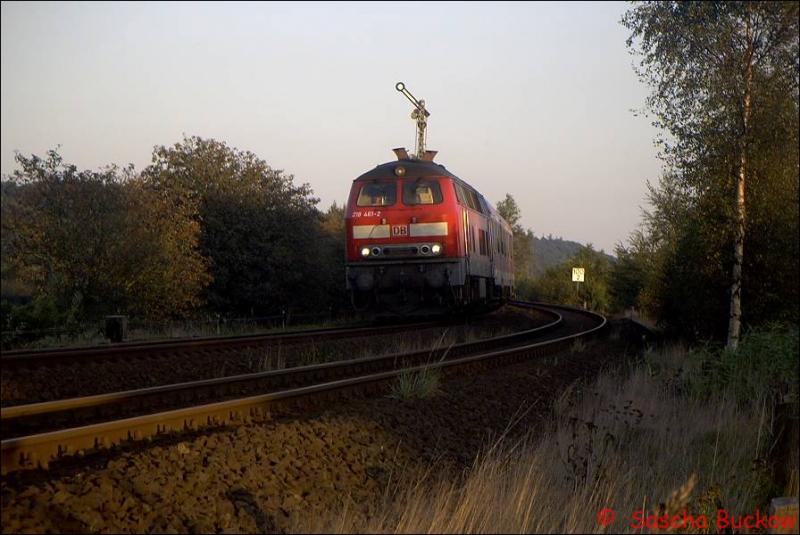 BR 218 461-2 legt sich mit einer Regionalbahn auf dem Weg von Hamburg-Altona nach Husum am Einfahrtssignal in St. Michaelisdonn in die Kurve.
Diese Zge verkehren seit dem 15. Dezember 2002 nur noch ab Itzehoe.