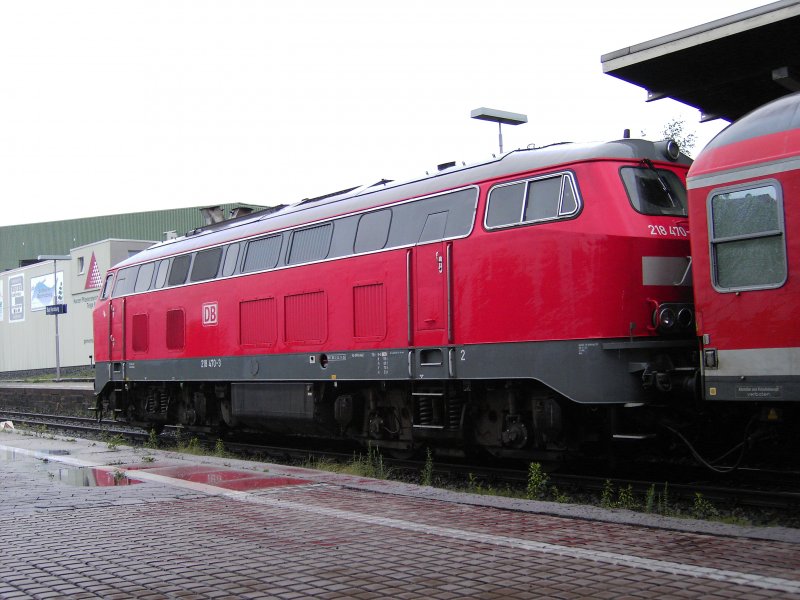 BR 218 470 steht bei Regen im Bahnhof Bad Harzburg