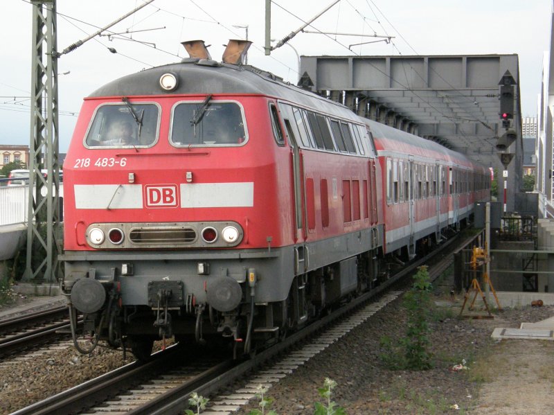 BR 218 483 zieht einen RE in den Bahnhof Ludwigshafen Mitte in Richtung Kaiserslautern. (16.07.2008)