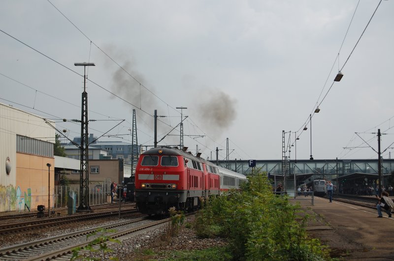 Br 218 499-2 und eine Schwester fuhren mit lautem Getse mit einem IC von Oberstorf im Bahnhof Gppingen an, 19.09.2009