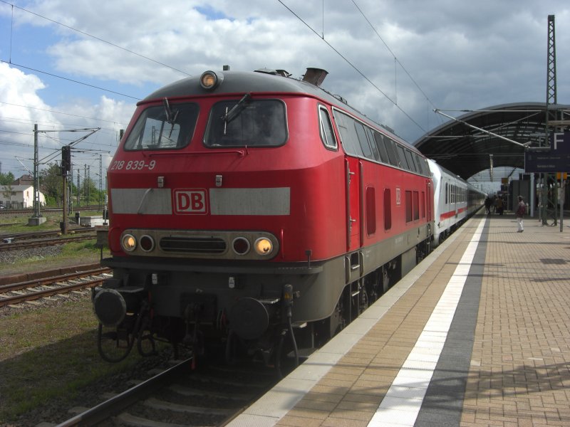 BR 218 839-9 als Steuerwagenersatz am IC nach Norddeich Mole. Die 218 wird in Magdeburg Hbf abgehangen und f�hrt dann Lz zur�ck nach Leipzig. (04.05.09)