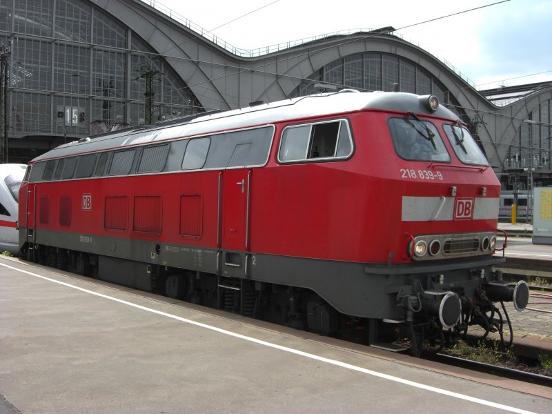 BR 218 839-9 steht im Leipziger Hbf am 20.05.08 mit einem ICE-T (Horb am Neckar), der einen fatalen Schaden zu haben scheint, zur Abfahrt bereit. uerlich sieht mann dem ICE aber nix an, hchstens ein wenig schmutzig.