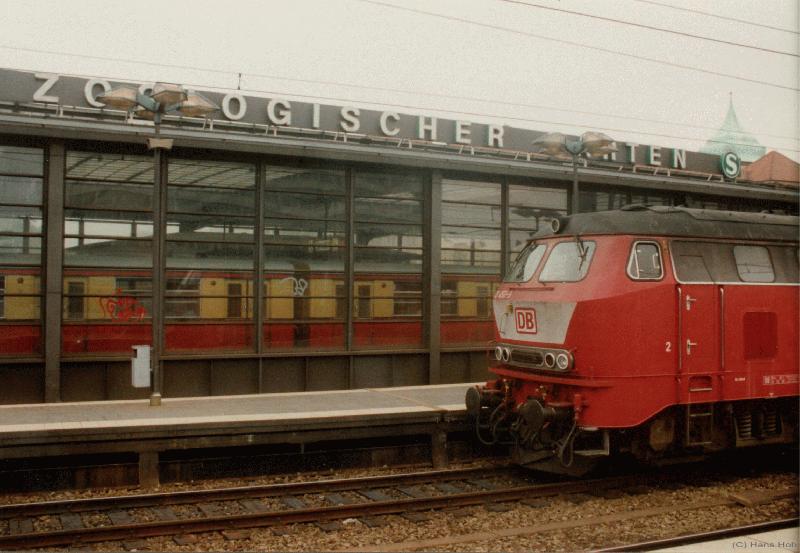 BR 218 am Bahnhof Berlin Zoo im August 1994.