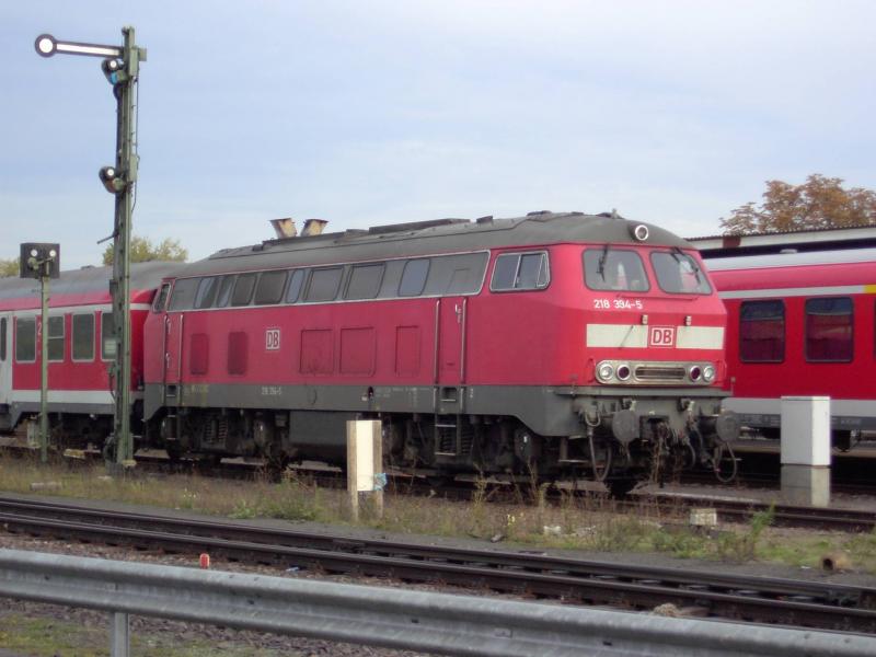 BR 218 im Bahnhof Germersheim im Oktober 2004. Der Bahnhof ist mittlerweile mit dem Fahrdraht f�r die S-Bahn �berspannt.
