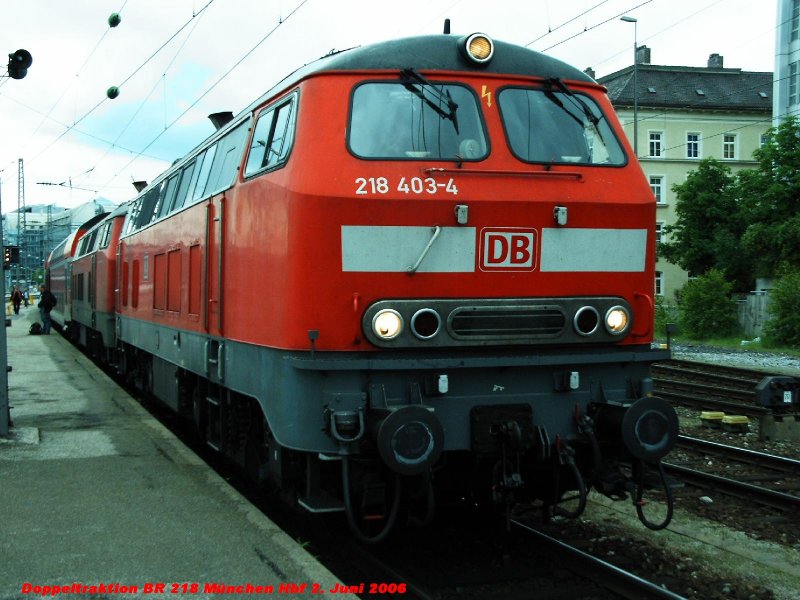BR 218 Doppeltraktion zieht am 02.06.2006 einen Regionalexpress nach Mhldorf (Obb), hier kurz vor der Abfahrt am Mnchner Hauptbahnhof