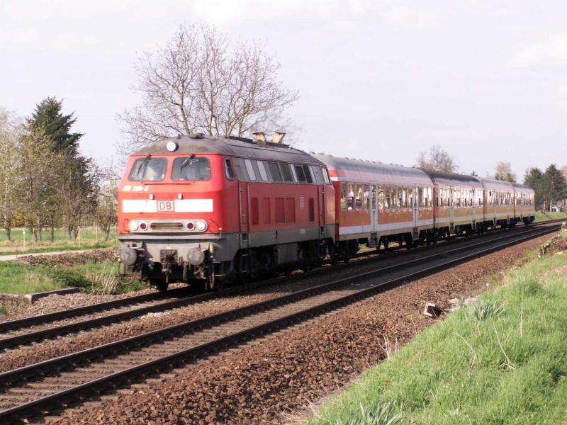 BR 218 mit Regionalbahn zwischen Speyer und Germersheim. April 2006