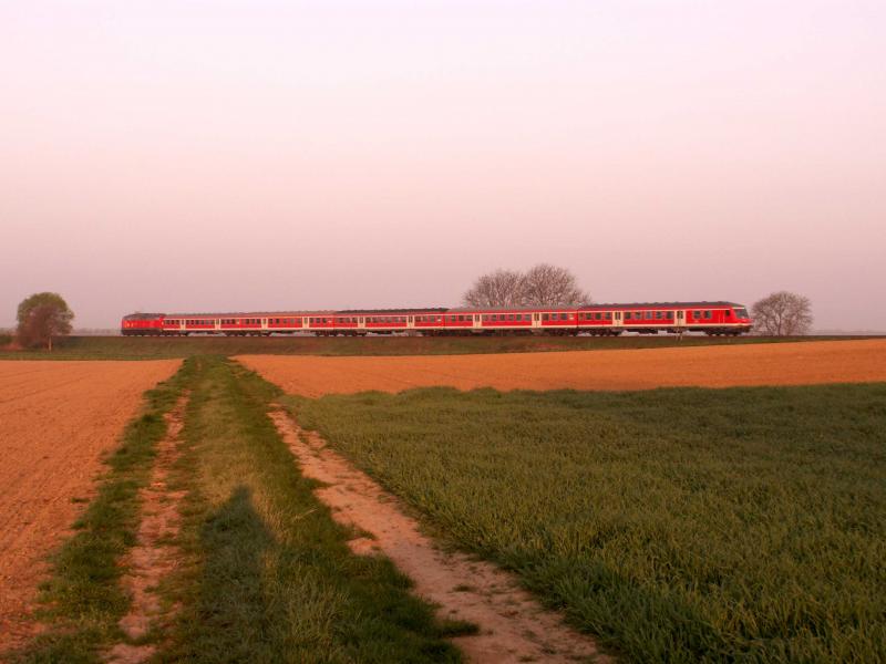 BR 218 mit Steuerwagen voran. RB Germersheim-Ludwigshafen BASF am Morgen im April 2006. 