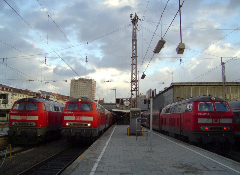 BR 218 in Mnchen HBF auf drei Bahnsteige nebeneinander. 218 469, 218 369 und 218 457