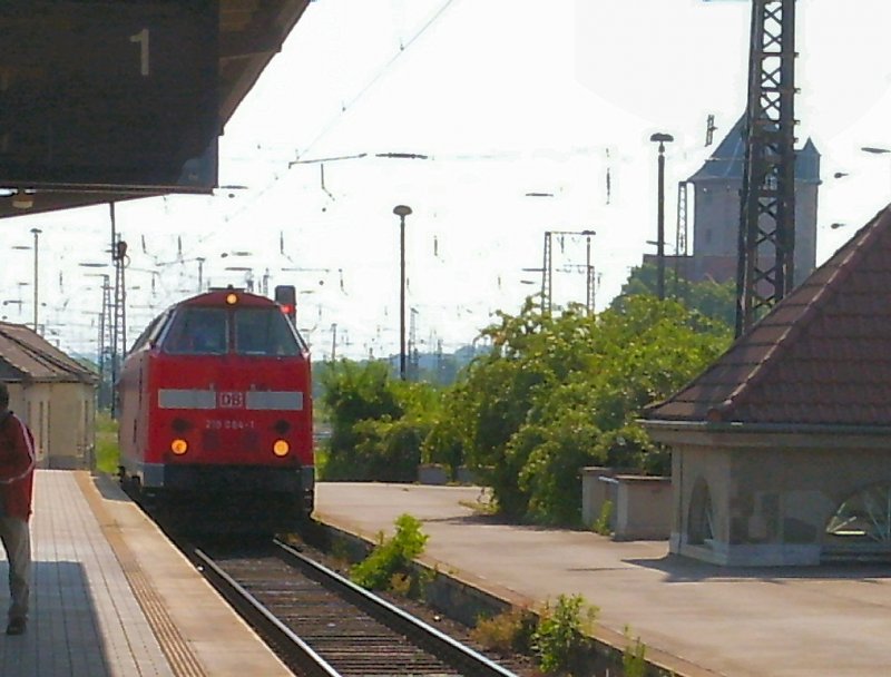 BR 219 vor Sonderzug fhrt in den Bhf. Weimar. 2005