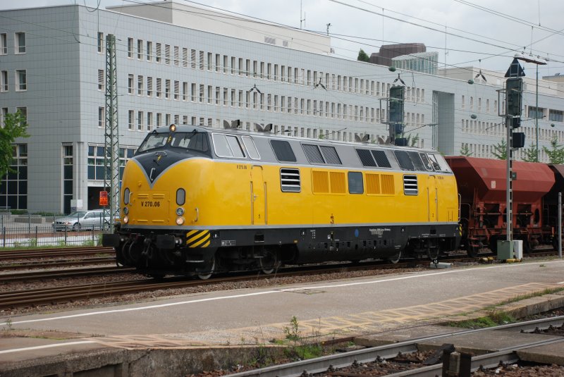 BR 221 106-8 (V 270.06)der EBW-Cargo beim Schotter ziehen in Pforzheim am 8.05.2009.