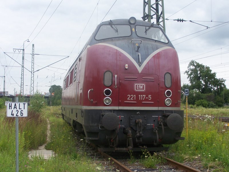 BR 221 117-5 der EfW Verkehrsgesellschaft mbH abgestellt am Ehemaligem Rosenheimer Bw. Aufgenommen am  07.07.05.