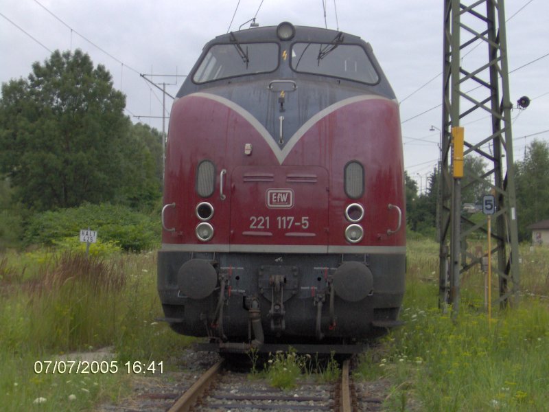 BR 221 117-5 der EfW Verkehrsgesellschaft mbH von von vorne. Abgestellt am Ehemaligem Rosenheimer Bw. Aufgenommen am 07.07.05.