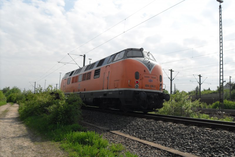 BR 221 135-7 in Kassel ( gezogen von einer E42 151 leider nicht im Bild)aufgenommen am 14.05.09