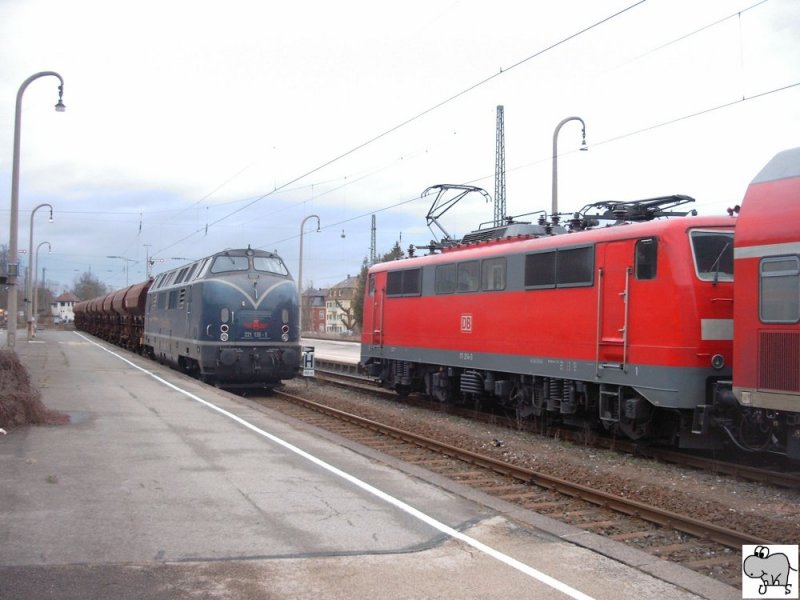 BR 221 136-5 der ImoTrans drckt einen Schotterzug aus den Coburger Bahnhof in Richtung Rdental, whrend auf den Nachbargleis 111 214-3 mit einen Regionalexpress nach Nrnberg auf die Streckenfreigabe wartet.