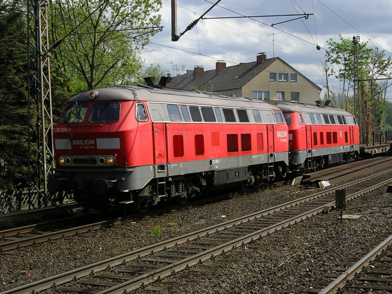 BR 225 004 und 225 081 ziehen einen leeren GZ in Richtung
Wanne Eickel.(30.04.2008)